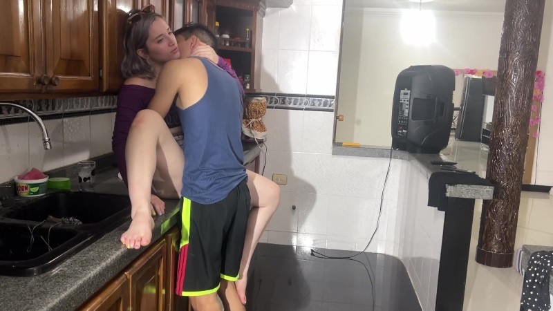 Ashleysoy - Mi Esposa Me Saca La Leche En La Cocina Para Desestresarme